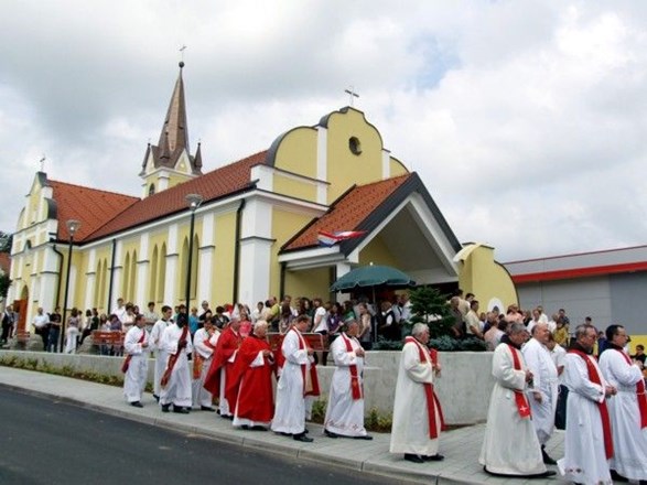 Biskup Mrzljak blagoslovio u Mačkovcu župnu crkvu sv. Petra i Pavla