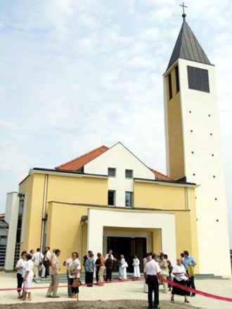 Biskup Mrzljak blagoslovio novu crkvu Marije Kraljice u Savskoj Vesi