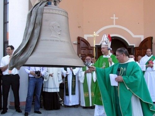 Biskup Mrzljak u Čakovcu blagoslovio zvona župne crkve sv. Antuna