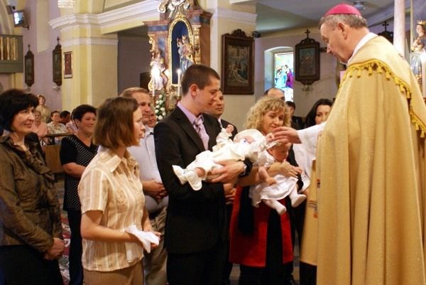 Biskup Mrzljak krstio u Dekanovcu peto dijete u obitelji Vinković