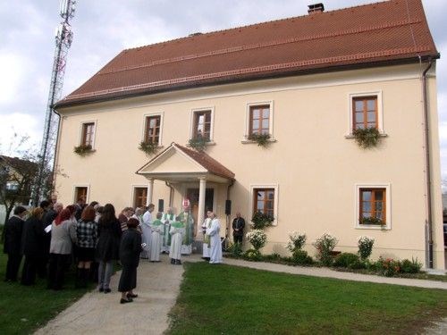 Biskup Mrzljak u Petrijancu blagoslovio obnovljenu župnu kuću