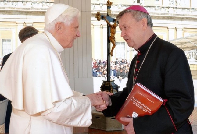 Hrvatsko izaslanstvo s biskupom Mrzljakom susrelo se s papom Benediktom XVI. - Papi darovana pisanica i Stepinčev zbornik