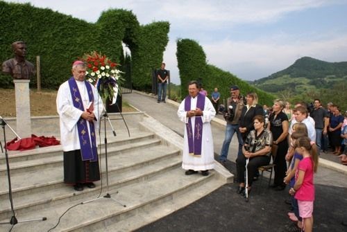 Biskup Mrzljak sudjelovao na svečanoj proslavi Dana domovinske zahvalnosti u Višnjici