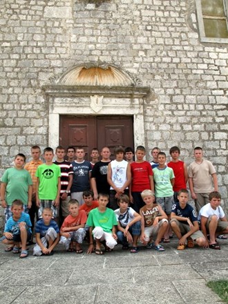 Ministranti na ljetnom duhovno-rekreativnom kampu na Cresu