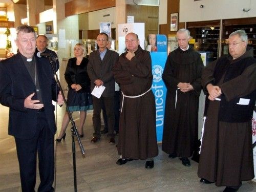 U Čakovcu izložba poštanskih maraka s motivima putovanja dvojice papa