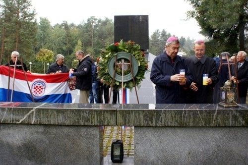 Biskup Mrzljak pohodio HKM Maribor te predvodio molitvu za žrtve komunizma