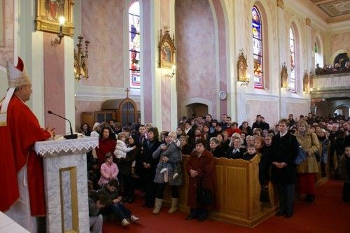 Biskup Mrzljak pohodio župu Vratišinec te blagoslovio crkvene vitraje