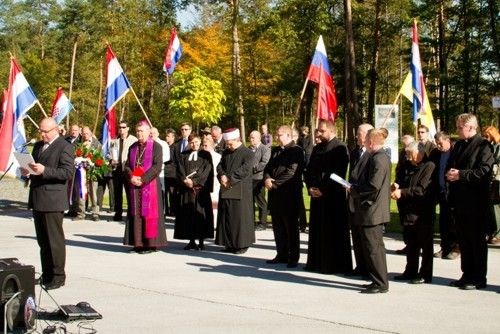 Biskup Mrzljak pohodio HKM Maribor te predvodio molitvu za žrtve u Tezanskom Gozdu