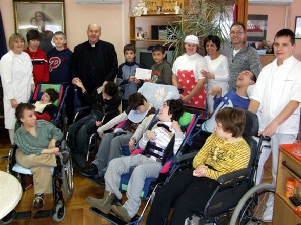 Ministranti župe Sveta Marija ponovno darivali Caritasovu invalidnu djecu