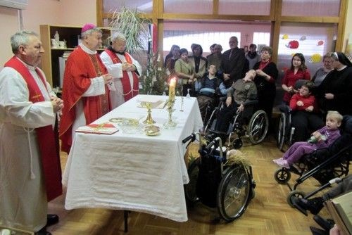 Biskup Mrzljak pohodio djecu s poteškoćama u razvoju u Caritasovu boravku u Čakovcu
